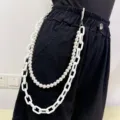 Vue détaillée de la double chaîne en fausse perle et acrylique pour la mode streetwear. - Blanc