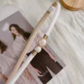 Ceinture fine élégante pour femme avec perles, idéale pour robes, pulls et manteaux chics. - Blanc