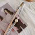 Gros plan de la ceinture fine argentée avec double boucle en perle accessoire élégant - Argent