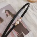 Élégante ceinture fine noire pour femme, dotée d'une boucle chic à double perle artificielle. - Noir