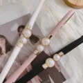 Vue détaillée de la fine ceinture de taille en perles pour femmes, élégante et raffinée. - Rose