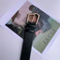 Stijlvolle zwarte lederen damesriem voorzien van een gouden geometrische metalen gesp - 105cm / Zwart