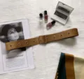 Vue détaillée de la ceinture large en laine avec boucle métallique pour élégants manteaux. - Chameau
