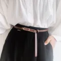 Schicker schmaler brauner Ledergürtel mit goldener Metallschließe für Damen und stilvolle Outfits. - 105cm / Kaffeebraun