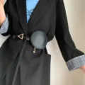 Cintura da donna sottile con mini borsetta rotonda rimovibile e fibbia triangolare dorata. - Cintura e marsupio rotondo / Nero