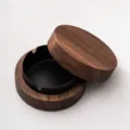 Walnuss Massivholz Aschenbecher mit Deckel, stilvolles rundes Design für Büro und Zuhause. - Walnuss Aschenbecher / Walnuss (Schwarzer Einsatz)