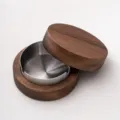 Aschenbecher aus massivem Walnussholz mit edlem Stahleinsatz und Deckel für das Büro. - Walnuss Aschenbecher / Walnuss (Silberner Einsatz)
