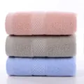 Set aus drei weichen reinen Baumwollhandtüchern in Rosa, Grau und Blau, sehr saugfähig für den Alltag. - Kletterstil-Zufallsmix