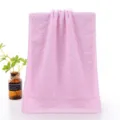 Roze katoenen gezichtshanddoek met ruit en strik motief, zacht en absorberend voor elkedag. - Strik Decor Roze