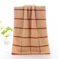 Gedetailleerd overzicht van zachte geruite katoenen handdoek, absorberend en comfortabel voor dagelijks. - Gekleurde strepen kleurencombinatie