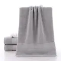 Grijze handdoek van zuiver katoen, zeer zacht en absorberend voor dagelijks gebruik thuis. - Nieuwe klimstijl lichtgrijs