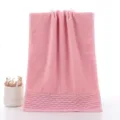 Roze katoenen gezichtshanddoek met decoratieve kraalachtige golfomranding voor dagelijks gebruik. - 34x74cm / Parel Roze