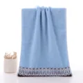 Lichtblauwe katoenen gezichtshanddoek zacht absorberend badhanddoek met stijlvolle bladrand - 34x74cm / Blad stijl, blauw