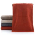 Variante di asciugamano in cotone tinta unita spesso, morbido e assorbente in vari colori. - 34x75cm / Cotone a fibra lunga rosso
