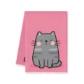 Detalle de cerca de la toalla de cocina de microfibra rosa con lindo gato gris regordete. - 40x60cm / Estilo D