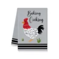 Vista dettagliata del canovaccio da cucina grigio con stampa di gallo e scritta baking cooking. - 40x60cm / Lettera A