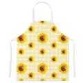 Nahaufnahme der gelben karierten Sonnenblumen Schürze, zeigt den floralen Stoffprint Detail. - Einheitsgröße / Buchstabe D