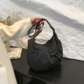Schwarze Nylon Umhängetasche, lässige Plissee Hobo Tasche mit verstellbarem Kordelzug. - 24.5*33*11.5cm / Schwarz