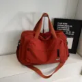 Große Reise-Wochenendtasche, orange wasserdichte Nylon-Sporttasche mit Schultergurt. - Rot