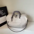 Grote reistas voor dames, lichte casual schoudertas en handtas in beige en grijskleur. - Broken Wit