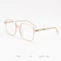 Primer plano de la montura de gafas cuadrada beige translúcida, destacando los detalles de diseño. - Café mate C6