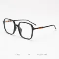 Vista detallada de la gran montura de gafas cuadrada con elegantes patillas carey. - Negro mate y carey C8