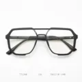 Vue détaillée de la monture de lunettes géométrique noire avec double pont pour hommes et femmes. - Noir mat C6