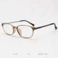 Close-up detail of the vintage style TR90 optical glasses frame in brown and black finish. - Tea Transparent
