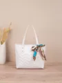 Schicke weiße gesteppte Tasche mit Seidenschal und goldener Hardware für Damen Alltag - Weiß