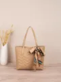Detailansicht der beigen gesteppten Tasche mit Zickzackmuster und elegantem Seidentuch. - Khaki