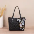 Schwarze gesteppte Damentasche mit elegantem Schal-Detail und bequemen Griffen für Alltag. - Schwarz