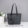 Detailansicht der großen Monogramm-Tragetasche mit schickem Etui und Schal für den Alltag. - Schwarz