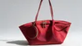 Rote Wildleder Tote Tasche für Damen, vintage Schultertasche mit Vogel Hardware und Münztasche. - 28*13*18 / Rot