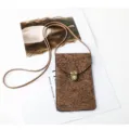 Vista dettagliata della borsa a tracolla per telefono in pelle goffrata con chiusura. - Marrone chiaro
