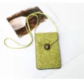 Borsa a tracolla vintage per telefono con stampa floreale, chiusura metallica e cinturino. - Verde
