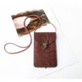 Borsa a tracolla per cellulare in pelle goffrata vintage con serratura in metallo e cinturino. - Borgogna