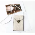 Vista dettagliata della borsa a tracolla per telefono con motivo floreale retrò e chiusura. - Bianco