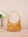 Gouden pailletten fluwelen schoudertas detailweergave, stijlvol streetwear damesaccessoire. - Geel