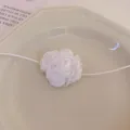 Elegante weiße Stoffblumen Choker Halskette für Damen, ausgefallenes Blumen Schlüsselbein Kette. - Weiß