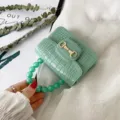 Grüne Kroko-Muster PVC Jelly Handtasche mit Perlenhenkel und Metallverschluss für Damen. - Grün