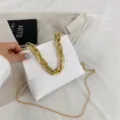 Elegante weiße Schultertasche aus Kunstleder mit einer auffälligen goldenen Kette. - Litchi Weiß / Weiß