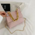 Rosa strukturierte Damen Umhängetasche mit klobigem Goldkettenhenkel und edlem Gurt. - Litschimuster Rosa / Rosa