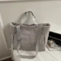 Spaziosa borsa tote trapuntata grigio chiaro con tracolla per uso quotidiano. - Grigio
