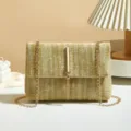 Elegante Stroh-Umhängetasche mit schicker Goldkette und eleganter Metallquaste für Damen. - Aprikose