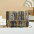 Geflochtene Stroh-Umhängetasche mit Metallkettenriemen, Metallstab und eleganter Quaste. - Gold Blau