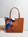 Braune gesteppte Tote Tasche mit modischem Seidenschal, elegante Damen Handtasche. - Braun