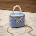 Blaues gestepptes Mini-Gelee-Tasche mit Perlenhenkel, Herz-Anhänger und goldener Kette. - Perlengriff Herzdekor (KLQ-113) / Blau