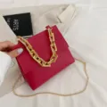 Elegante rosafarbene Umhängetasche mit goldener Kette und modischem Design für Damen. - Glattleder Rot / Rot