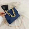 Elegante dunkelblaue Damenumhängetasche mit grobem Goldkettengriff und modernem Design für Damen. - Glattes Blau