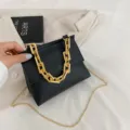 Damen Schwarze Umhängetasche mit chunky Goldkette Dekoration, stilvolle kleine Handtasche. - Glatt Schwarz